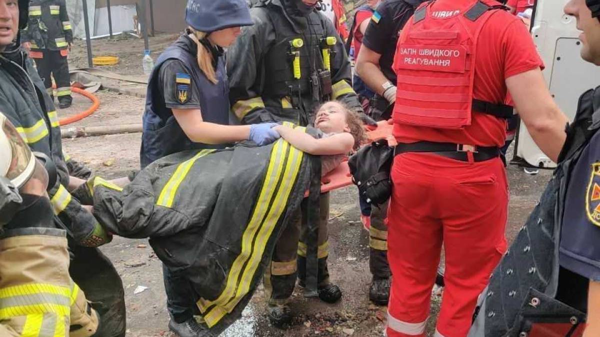 Фото дня: спасатели достали девочку после ракетного обстрела Киева