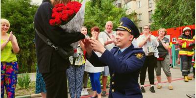 В Запорожье спасатель очень романтично предложил свое сердце любимой девушке