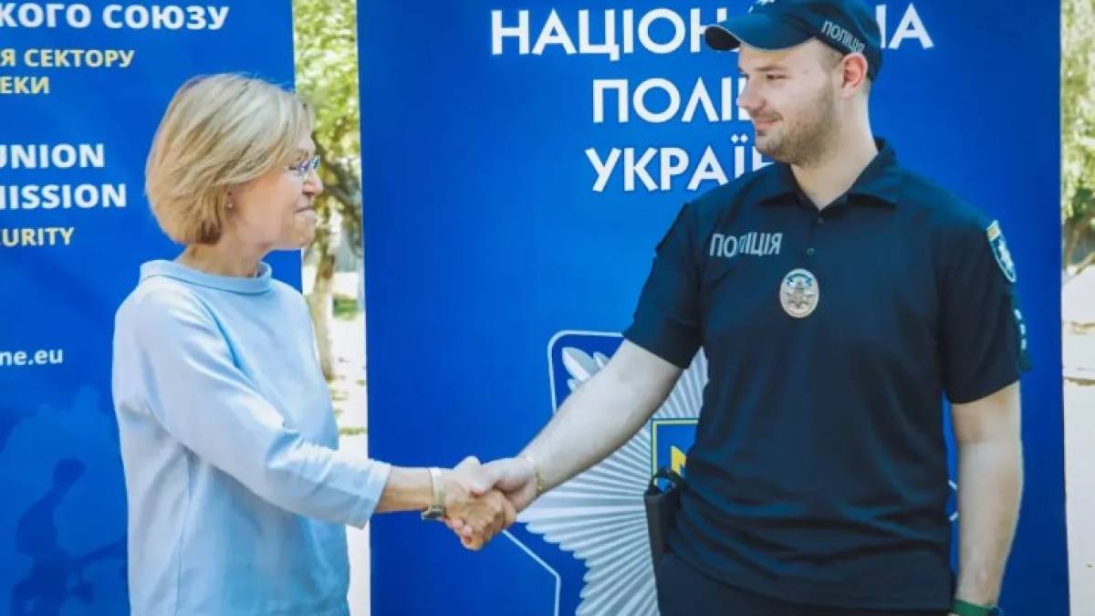 ЄС передав українським поліцейським тисячу уніформ