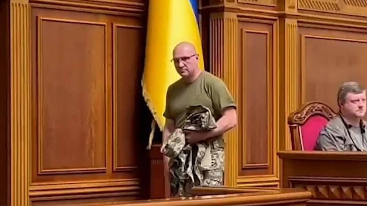 Запорізького нардепа змусили покинути залу Ради після появи там у формі ЗСУ