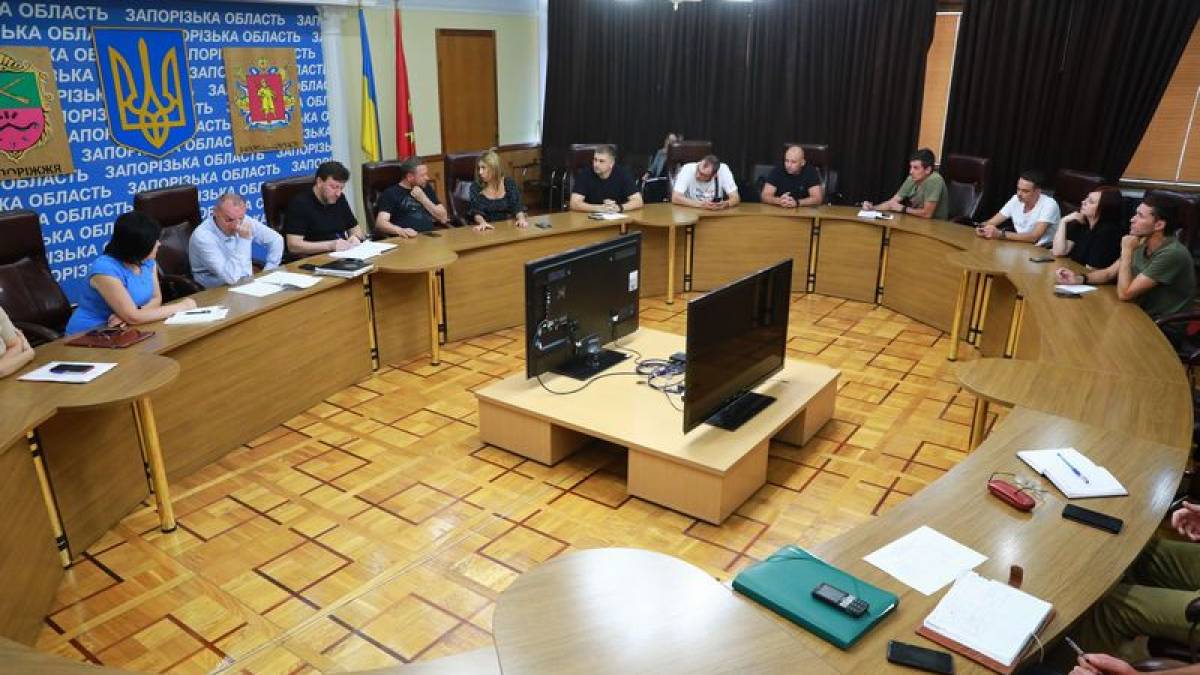 У Запоріжжі триває робота над створенням логістичного хабу для переселенців з Херсонської області