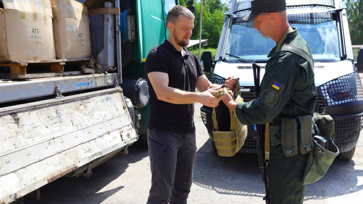Комбинат «Запорожсталь» передал 500 бронежилетов бойцам Нацгвардии (фото)