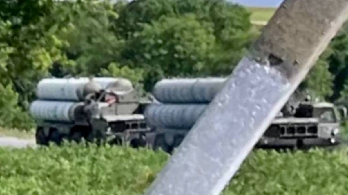Рашисти звозять техніку в окупований Бердянськ