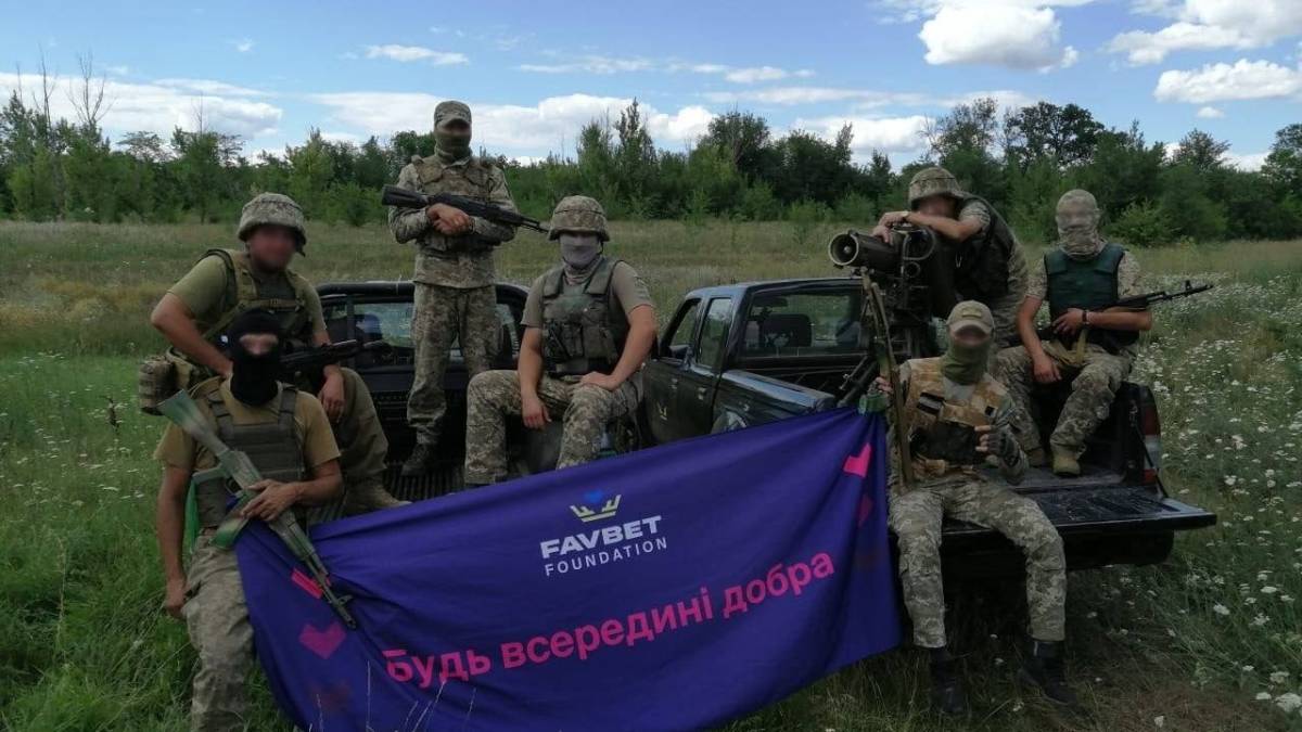 На запорізькому напрямку ЗСУ отримали два позашляховики від Favbet Foundation