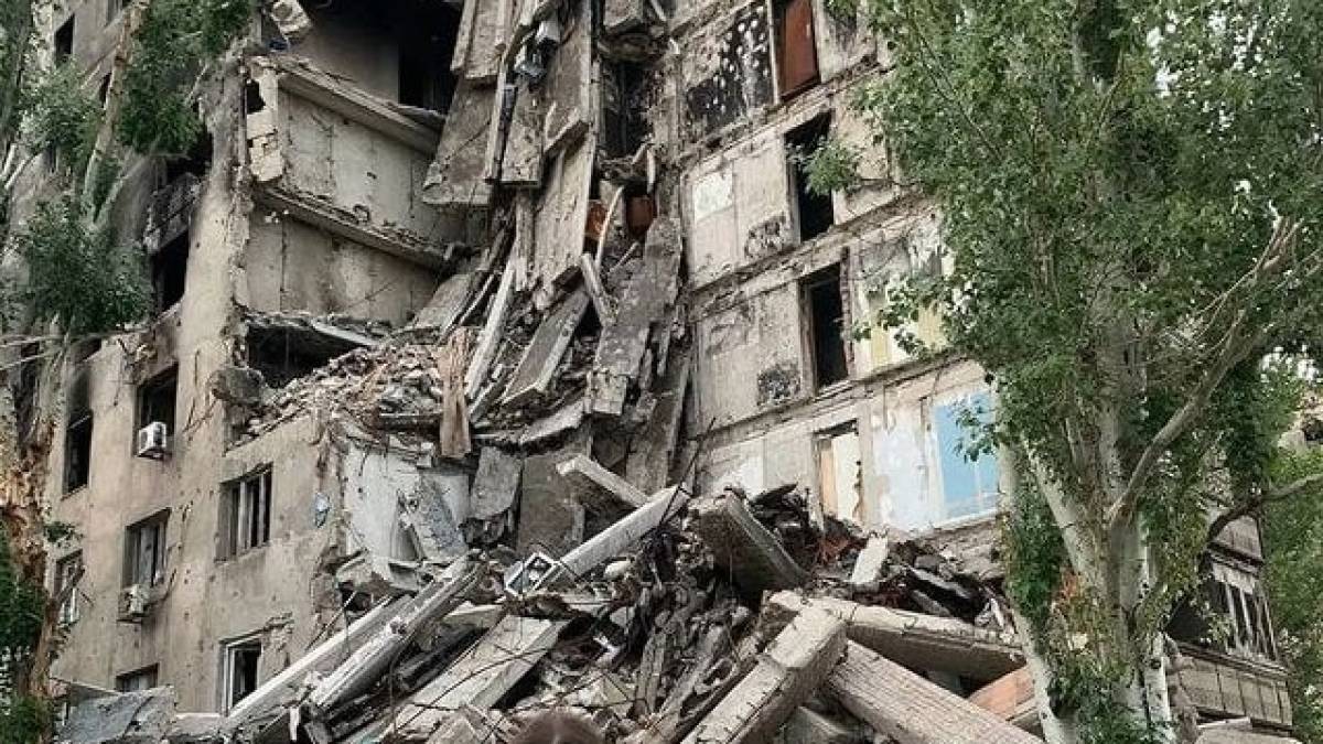 У Маріуполі дівчина вийшла на площу в футболці з написом Ukraine. Фото