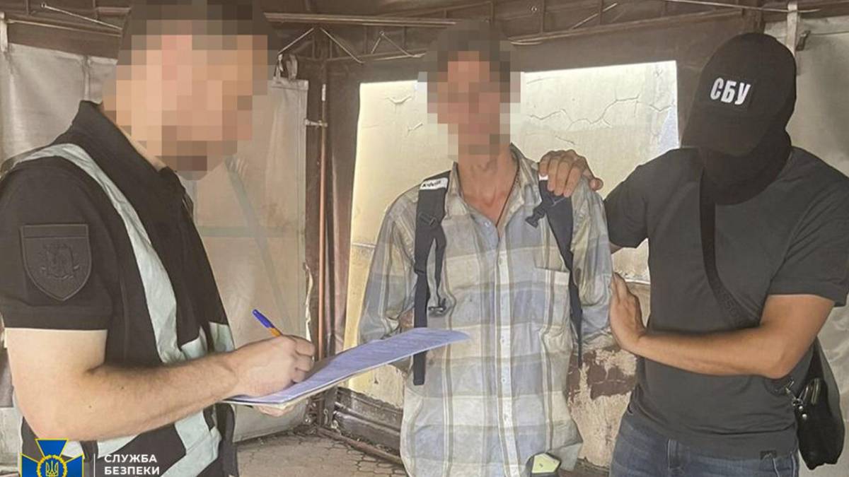 У Запоріжжі СБУ затримала торгівця зброєю та виявила схрон із засобами ураження