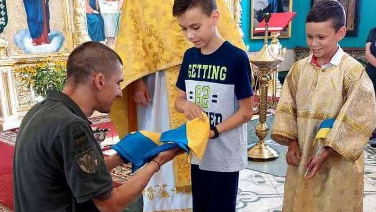 Захисники Запоріжжя подарували українські прапори парафіянам собору ПЦУ (фото)