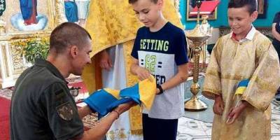 Захисники Запоріжжя подарували українські прапори парафіянам собору ПЦУ (фото)