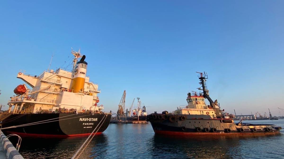 Караван із трьох суден із 57 тис. тонн кукурудзи вийшов із портів Великої Одеси – міністр інфраструктури