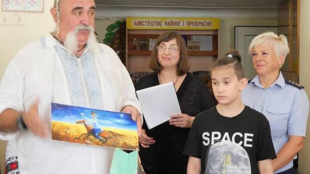 У Запоріжжі юний художник Космо Макс представив виставку справжніх картин