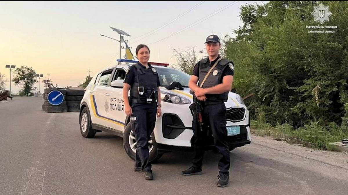 Запорізькі патрульні супроводили автомобіль родини з ледь притомним немовлям