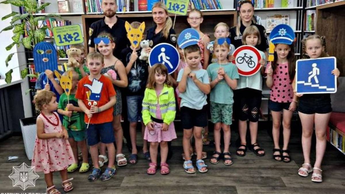 У Запоріжжі патрульні провели пізнавальне заняття для юних читачів