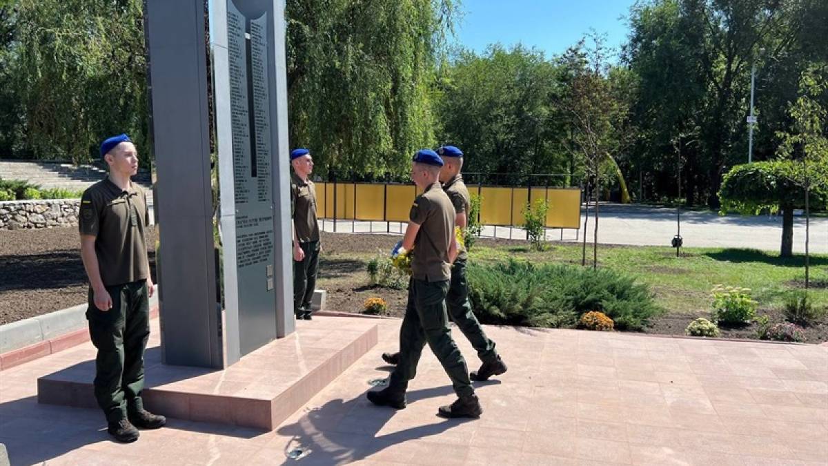У Запоріжжі урочисто відкрили «Монумент Честі і Гідності»