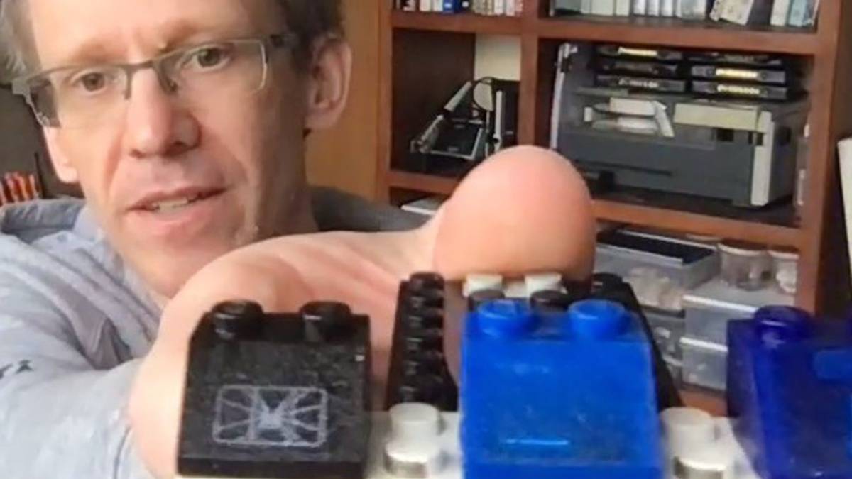 Компʼютер усередині «цеглинки» Lego