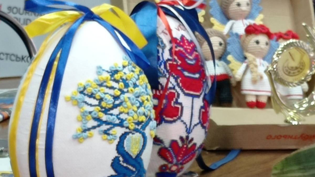 Кожному дружньому президенту – по дві крашиваночки