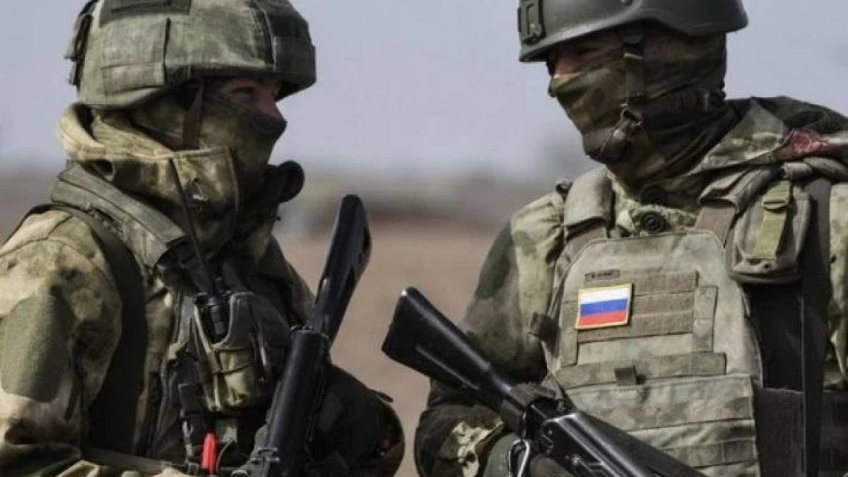 У тимчасово окупованому Мелітополі біля освітніх закладів стоять  озброєні до зубів окупанти