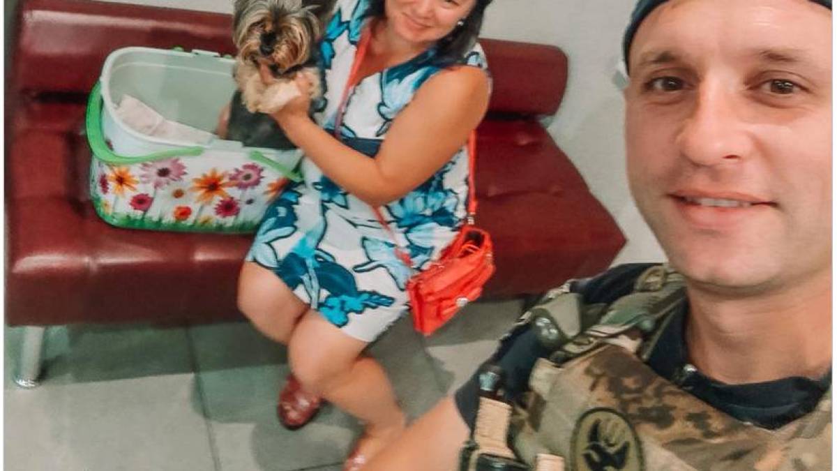 У Запоріжжі патрульні в комендантську годину допомогли жінці з вагітною собачкою дістатися до ветклініки