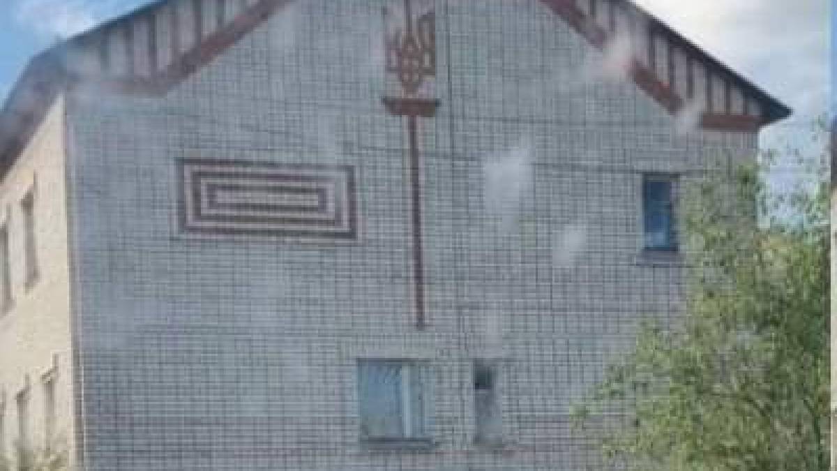 На військкоматі в рф помітили цегляний Тризуб