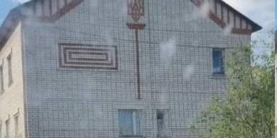 На військкоматі в рф помітили цегляний Тризуб