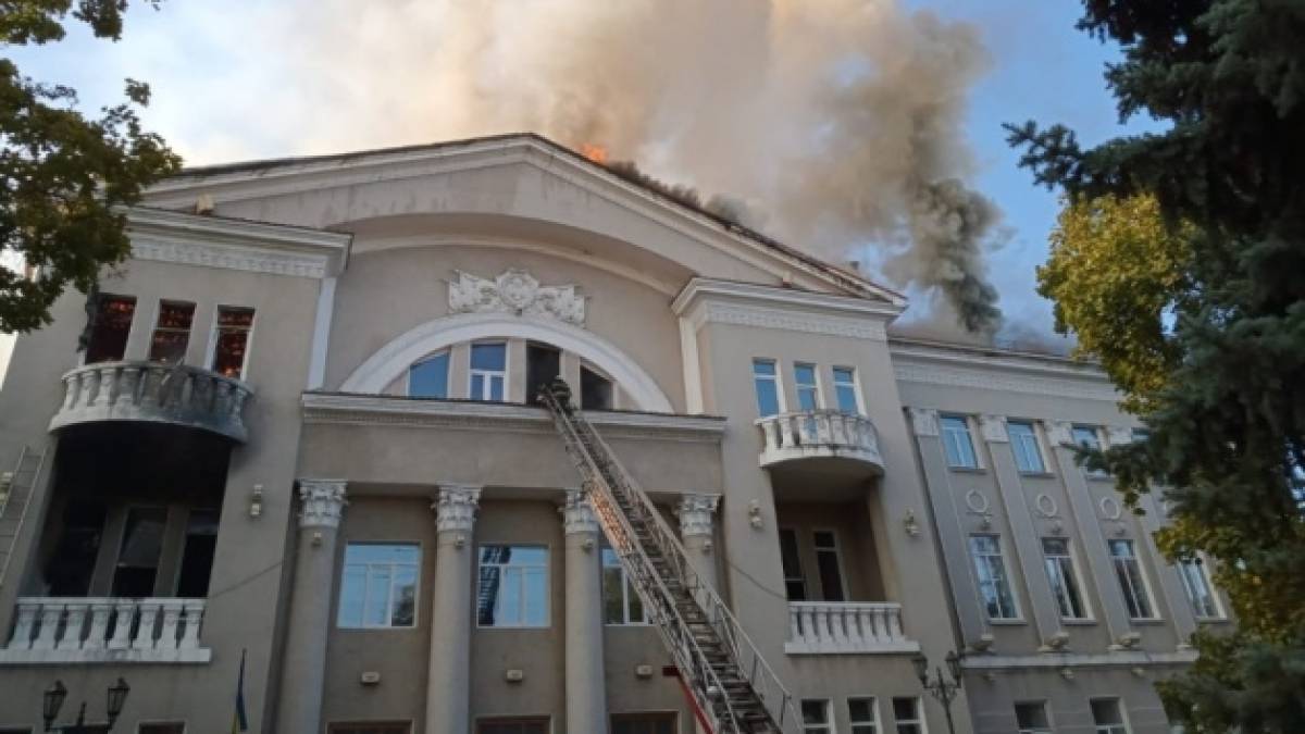 На Донеччині російські ракети зруйнували елеватор, палац культури та спорткомплекс
