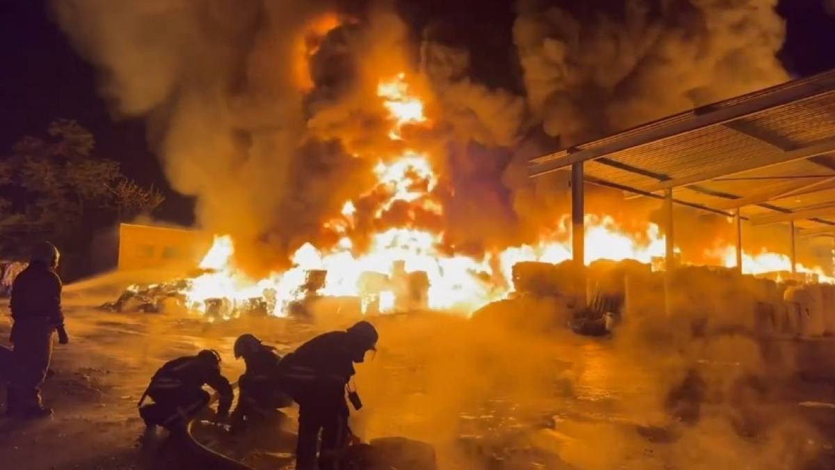 У Запоріжжі рятувальники ДСНС ліквідували загоряння вторинної сировини на площі 1000 кв.м