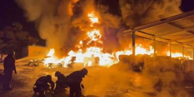 У Запоріжжі рятувальники ДСНС ліквідували загоряння вторинної сировини на площі 1000 кв.м