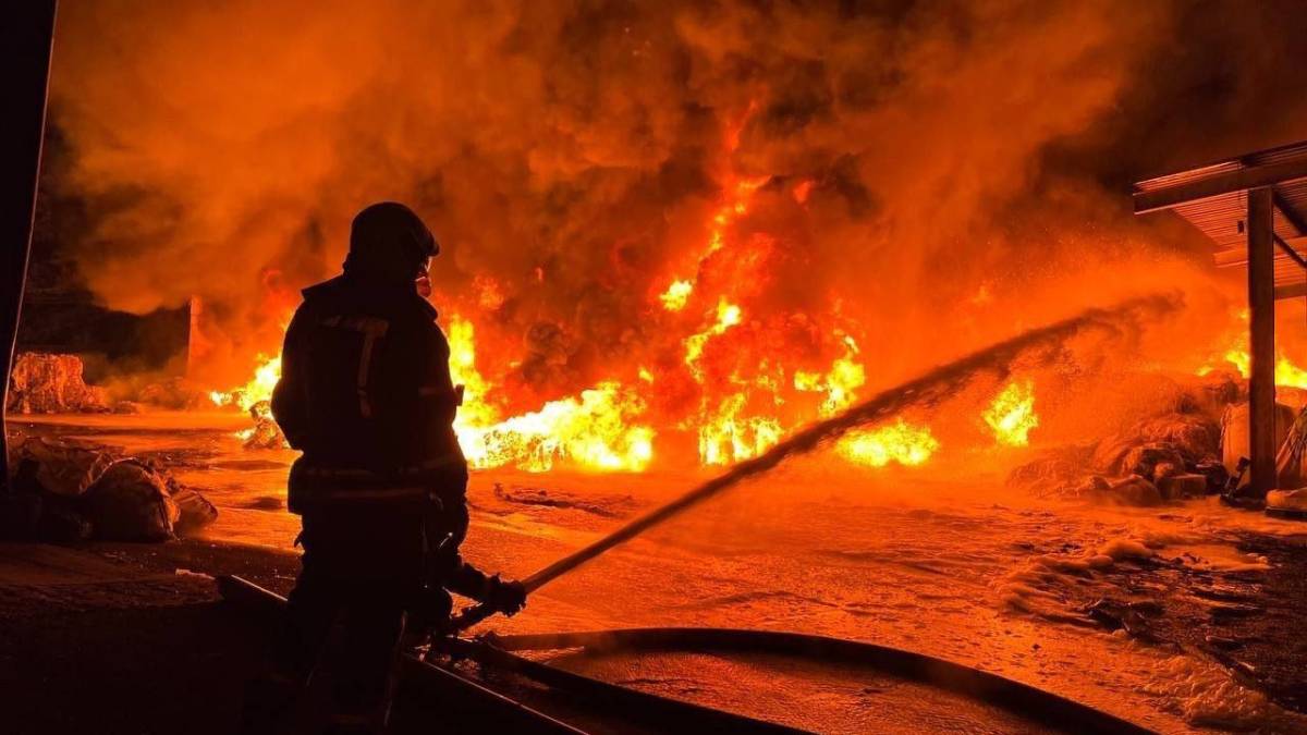 Голова Запорізької ОВА після нічної пожежі хоче знати, хто та як утилізував пластик на території Запоріжжя