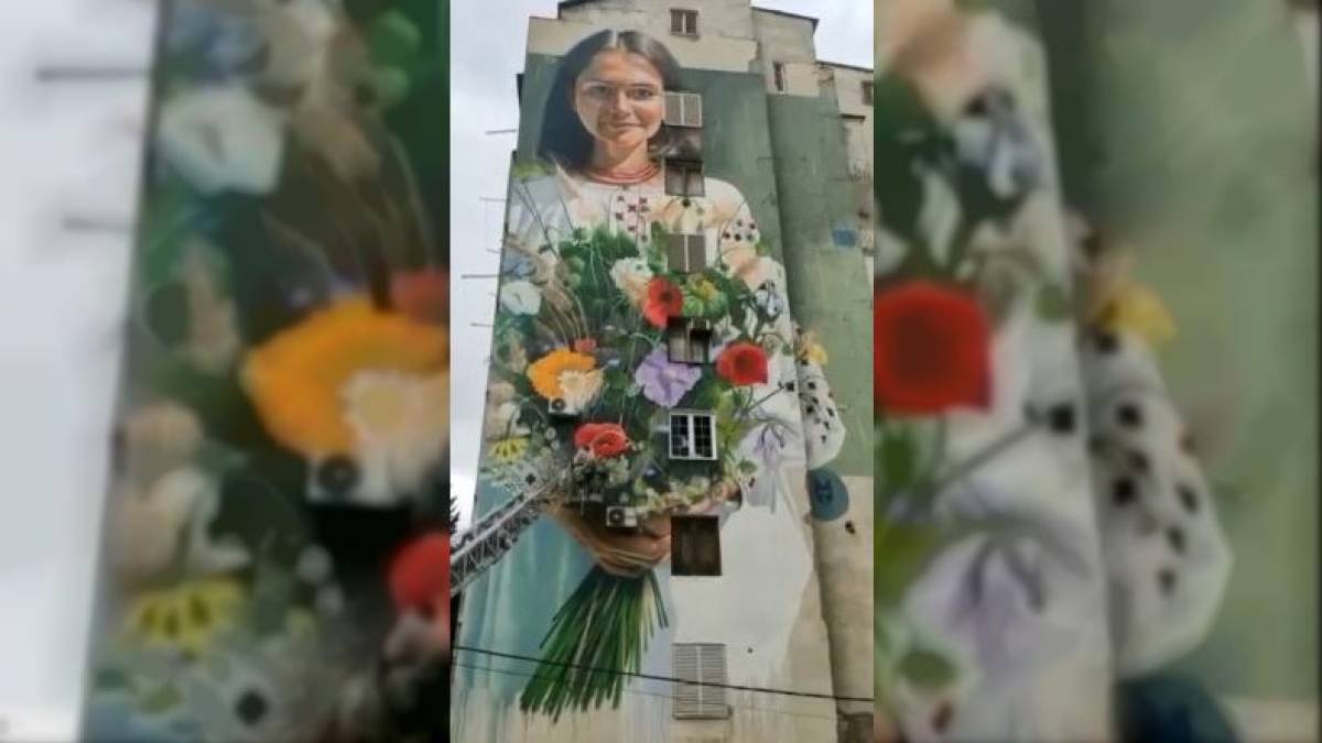 У Тбілісі українка з муралу дивиться в очі посольства росії