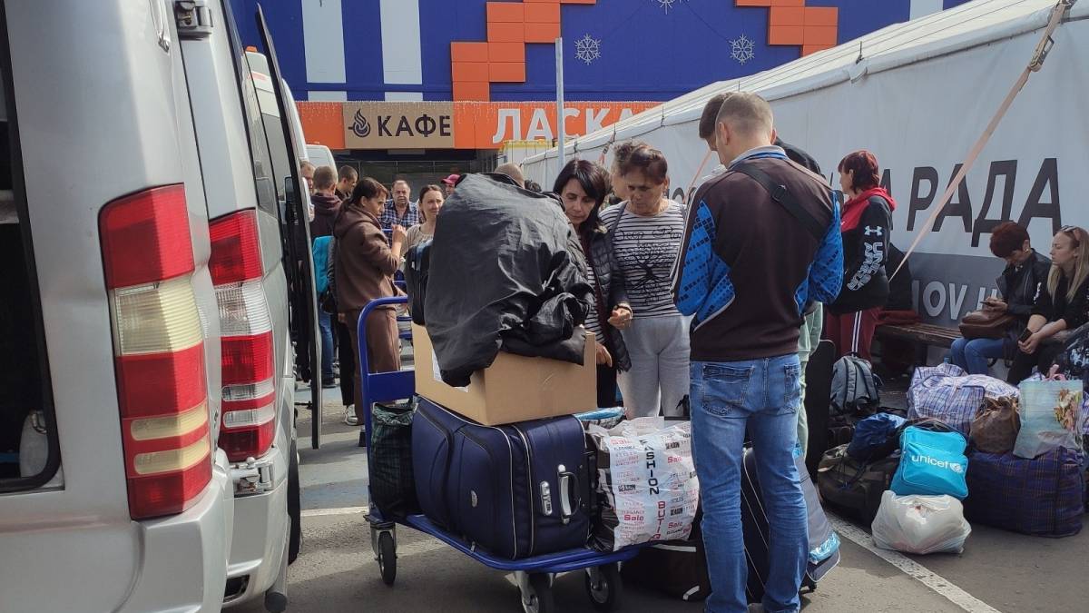 На плечах волонтерів: як тримається найбільший у Запоріжжі хаб для прийому переселенців