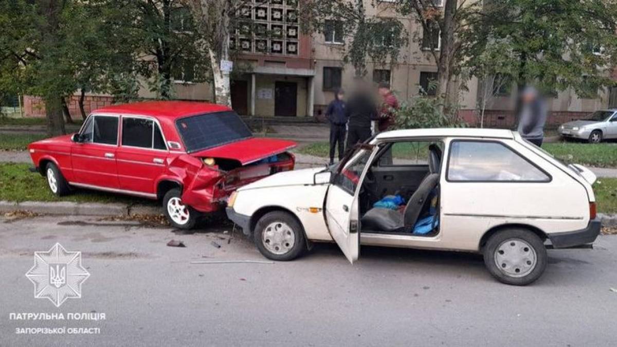 У Запоріжжі ЗАЗ 1102 наїхав на припаркований ВАЗ 2106