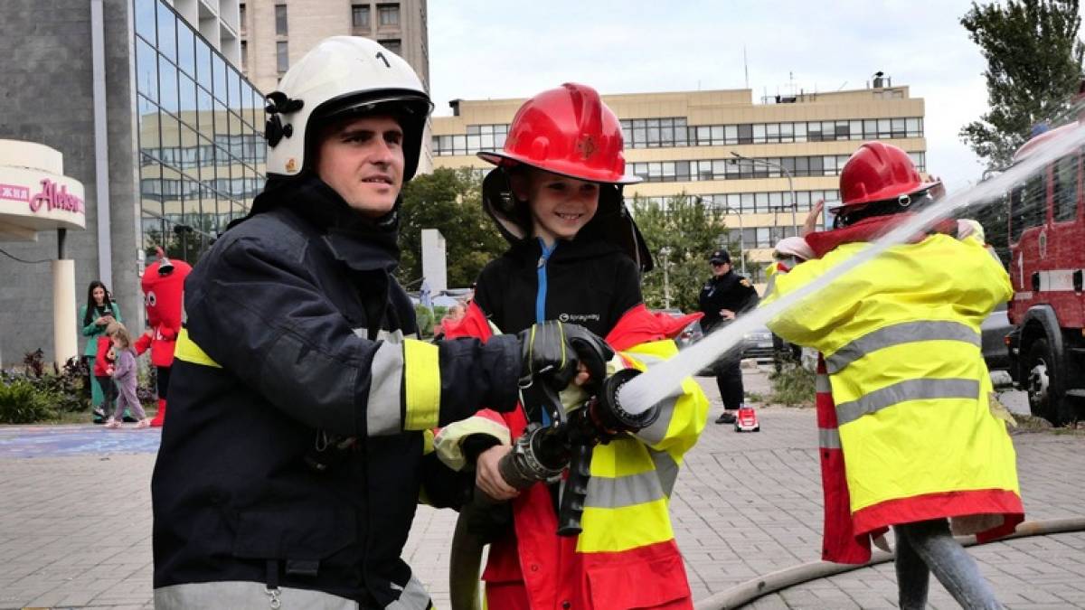 У Запоріжжі для дітей-переселенців організували свято «Світ безпеки» (фото)