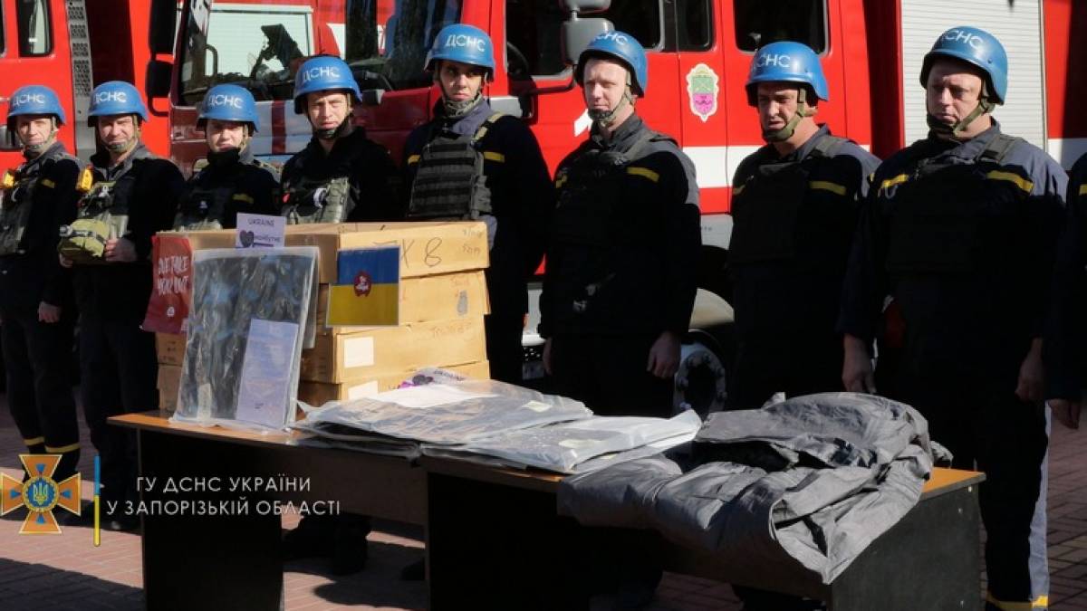Запорізькі рятувальники отримали 120 костюмів радіаційного і біологічного захисту
