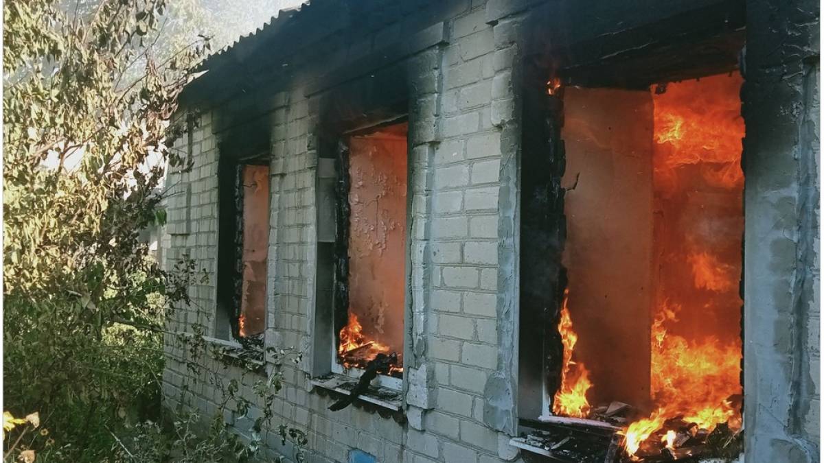 Пожежа в одному із селищ Запорізької області, яке розстріляли російські фашисти: фото
