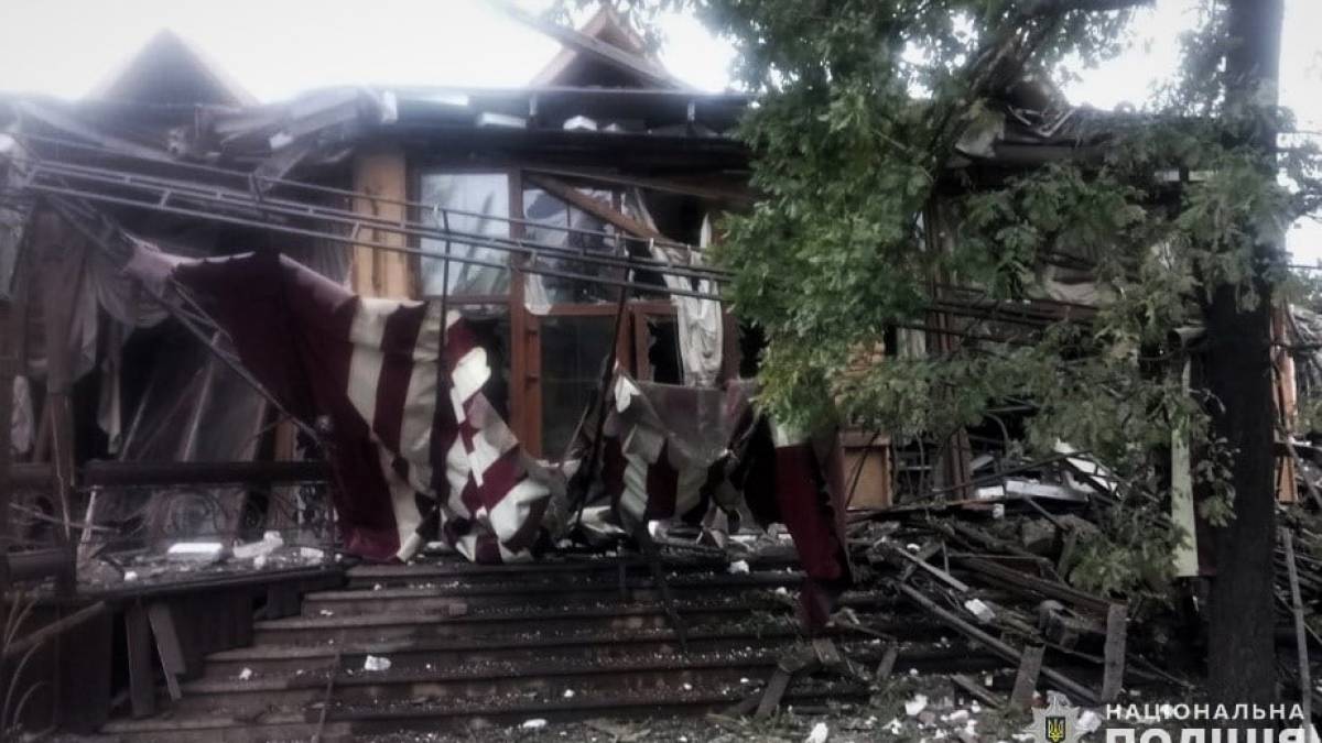 Запорізькі поліцейські фіксують наслідки російських атак (фото)
