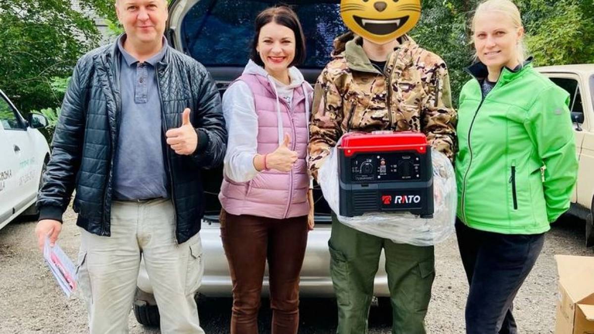 Клуб успішних пані Широківської громади передал на передову інверторний генератор для підзарядки телефонів
