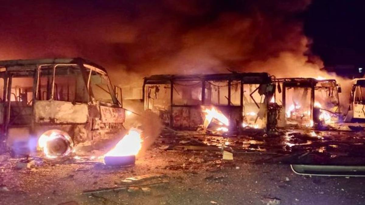 Після обстрілів Дніпра згоріло понад 52 автобусів, є загиблі