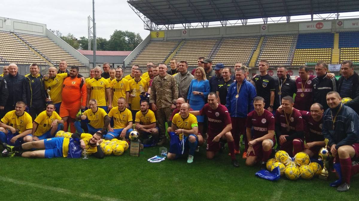 У Запоріжжі відбувся футбольний матч між бійцями тероборони та ветеранами ФК “Металург (фото)