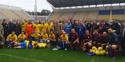У Запоріжжі відбувся футбольний матч між бійцями тероборони та ветеранами ФК “Металург (фото)