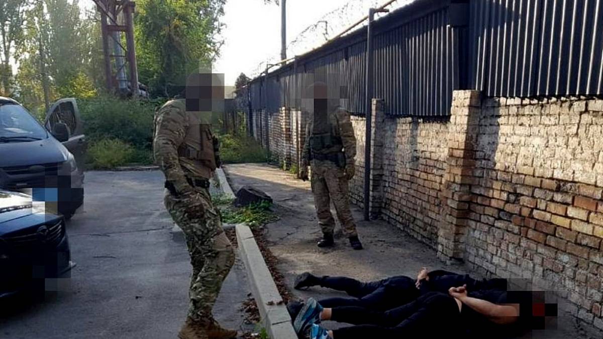 Вимагали «компенсацію» за «передчасне» звільнення з Call-центру – у Запоріжжі двом місцевим повідомлено про підозру