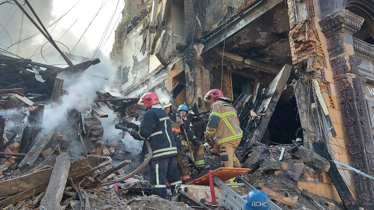 Рятувальники дістали тіла трьох загиблих із-під завалів житлового будинку