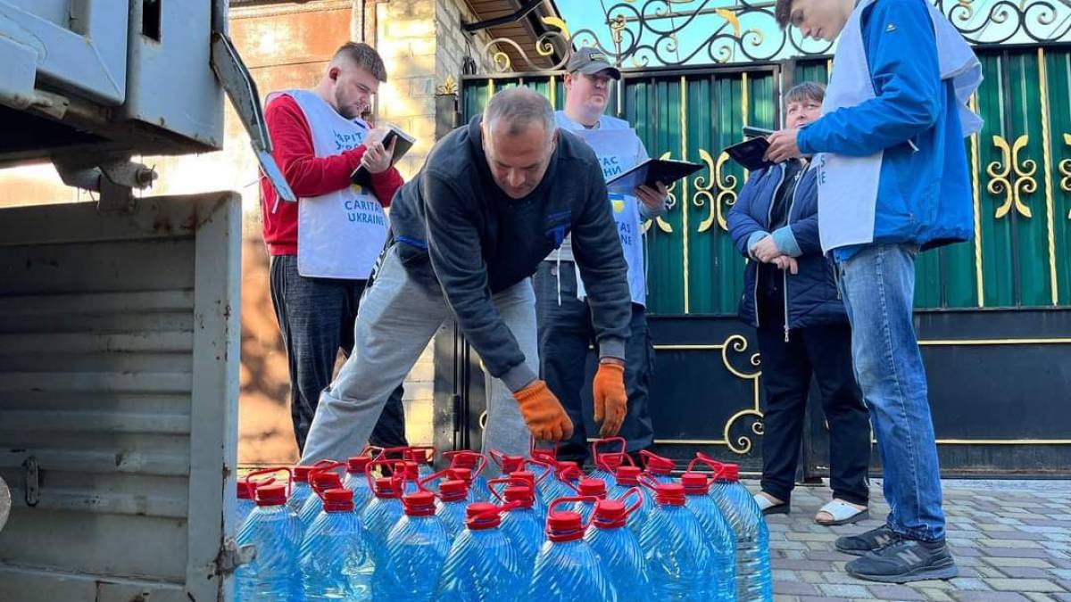 Не полишаємо допомагати – волонтери постачають воду