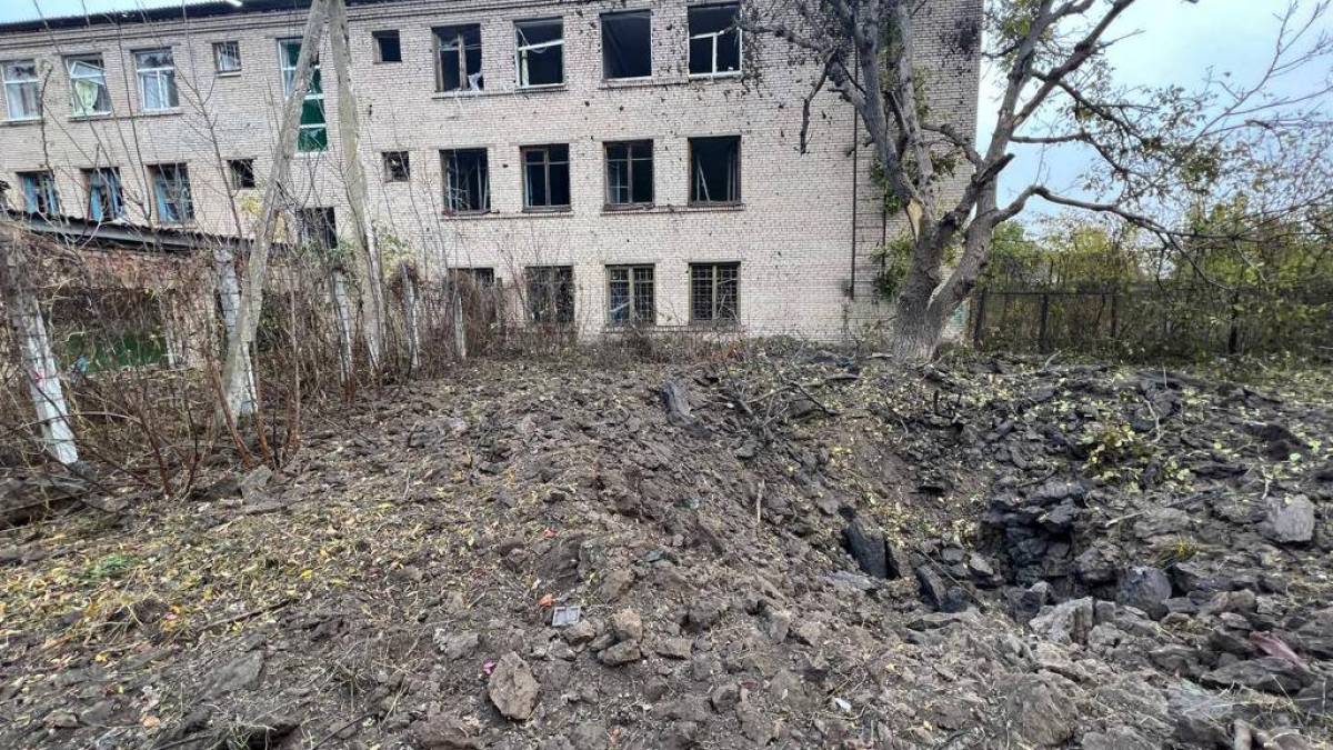 росіяни вдарили ракетами по дитячій спеціалізованій школі в Комишувасі