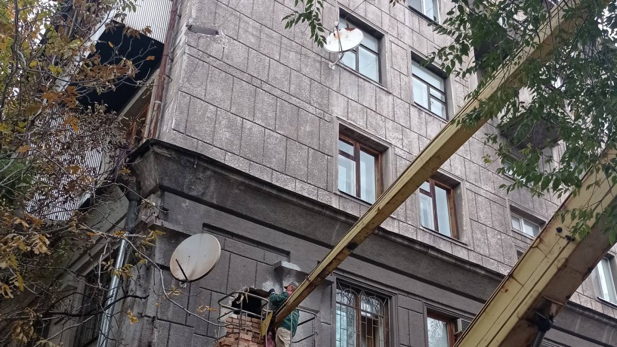 Дірку, яку пробила в будинку російська ракета, майже закрили