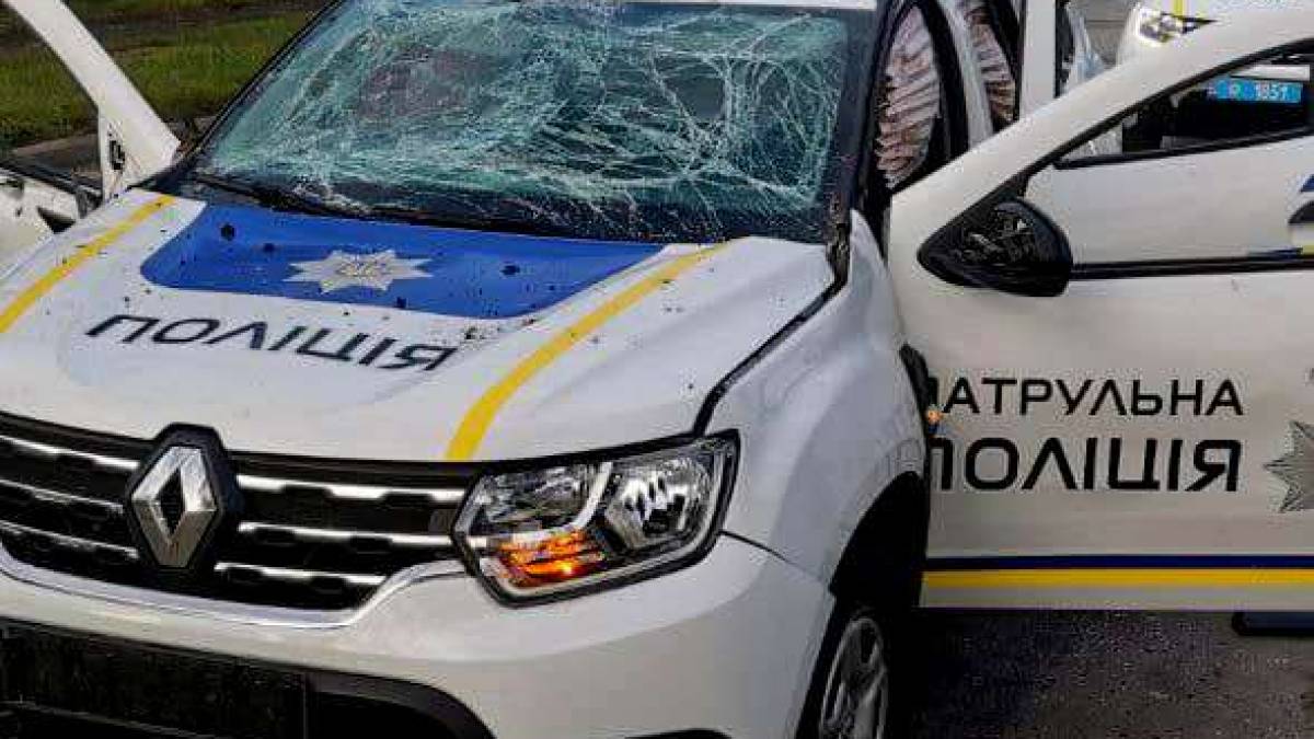 “Подарунок” від рашистів вибухнув поблизу службового авто запорізьких патрульних