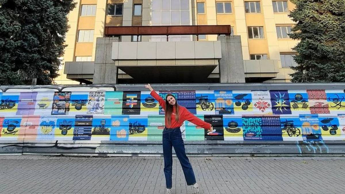 Запорізькі прихильники соцмереж створили виставку патріотичних плакатів у… офлайні