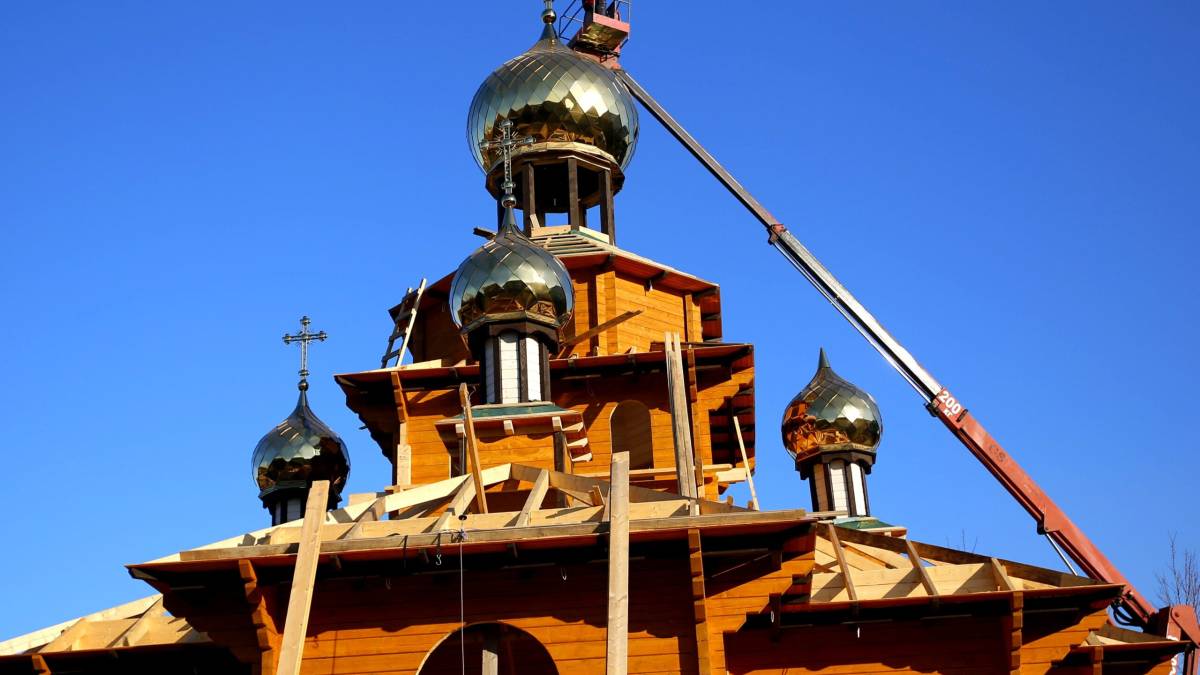 У Запоріжжі встановили купол і хрест на новий храм “Матері Божої Неустанної Помочі”. Цей день чотири роки тому (фото, відео)