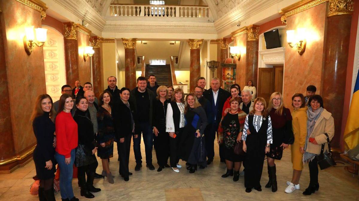 Поки наші військові захищають рідну землю, ви бережете серце нашої держави, – вітання працівникам культури