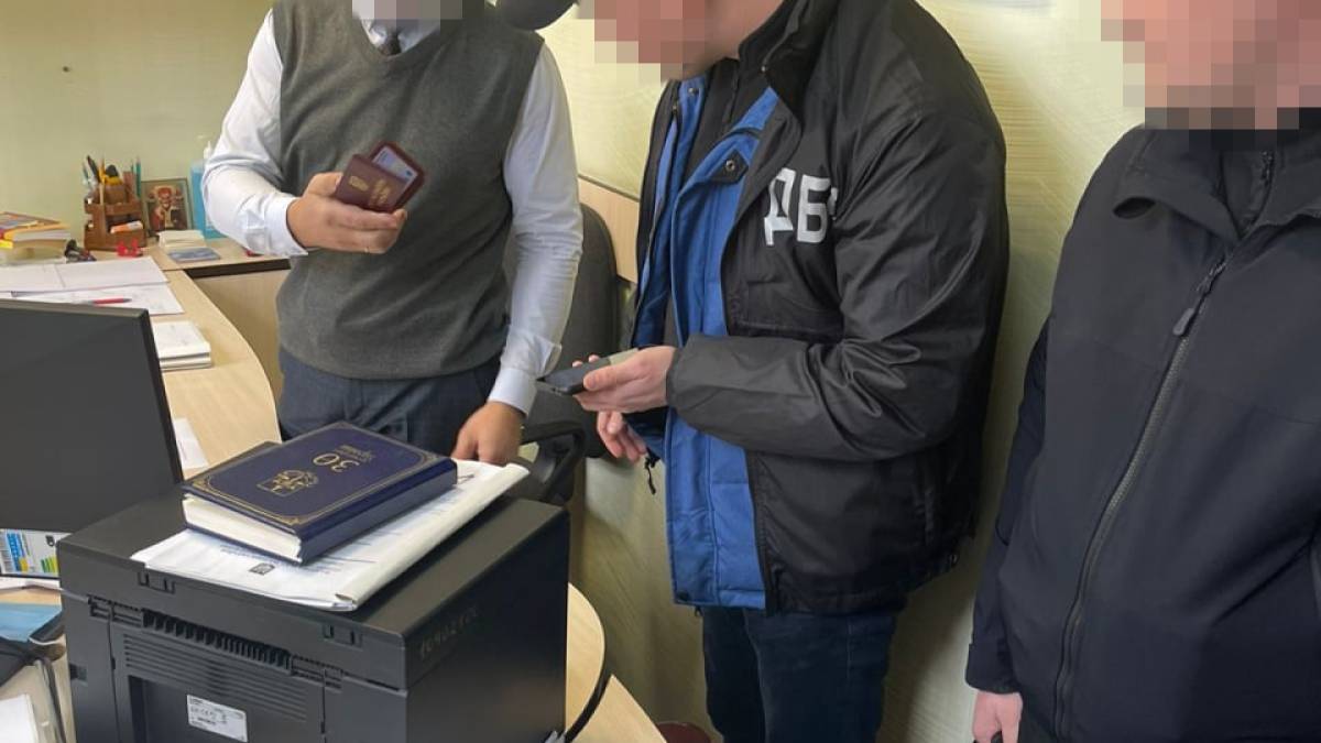 ​ДБР затримало на хабарі прокурора Запорізької окружної прокуратури (фото)