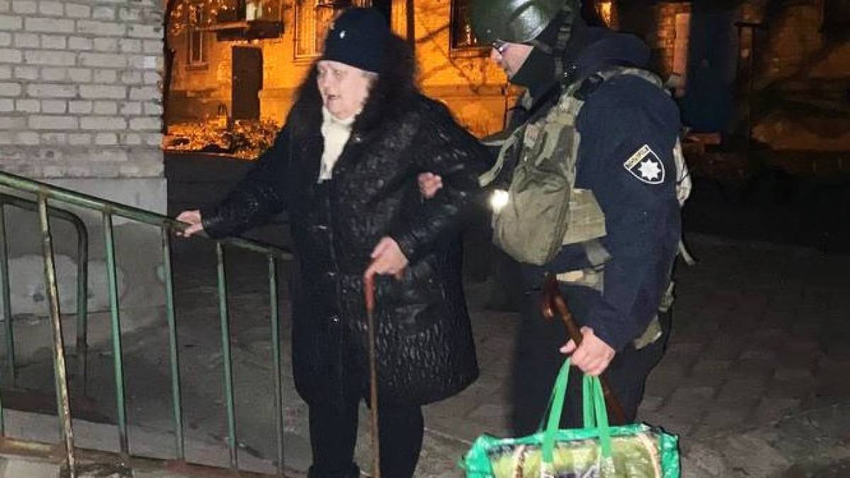 Запорізька поліція евакуює мешканців багатоповерхівок, фото