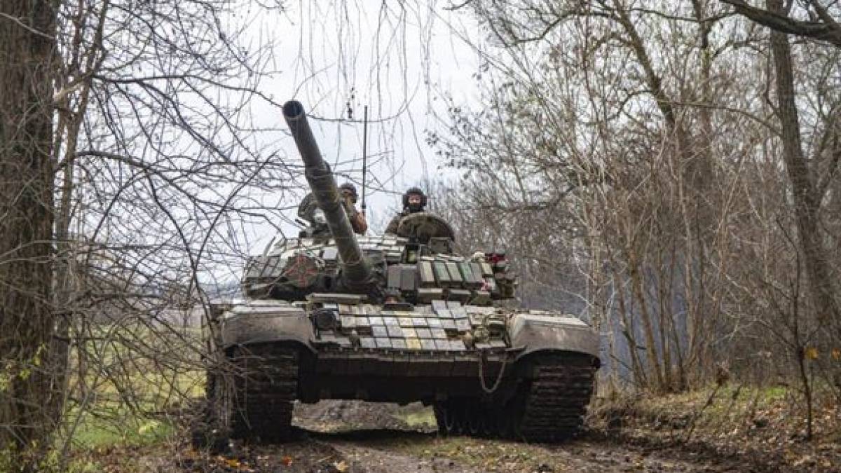 Наші танкісти б’ють по скупченню техніки – не дають ворогові окопатися!